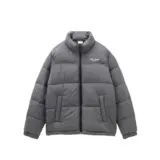 【FIRST DOWN 中綿スタンドジャケット】軽くて暖かい、街に馴染む防寒アウター｜防風・はっ水で“冬の理想形”を叶える一枚