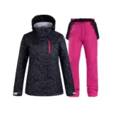 【GAGALU スキースーツ】雪山で輝くブラック×ローズレッド｜暖かく動ける冬の最強アウトドアウェア