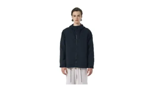 【街でも自然でも映える】LACOSTE 撥水防風フードジャケット｜大人が“本気で選ぶ”冬アウター