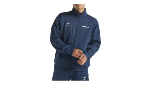 【軽く羽織って即、暖かい】MOVESPORT ソフトウォーム スタンドジャケット｜デサントが生んだ“街でも映えるトレーニングウェア”
